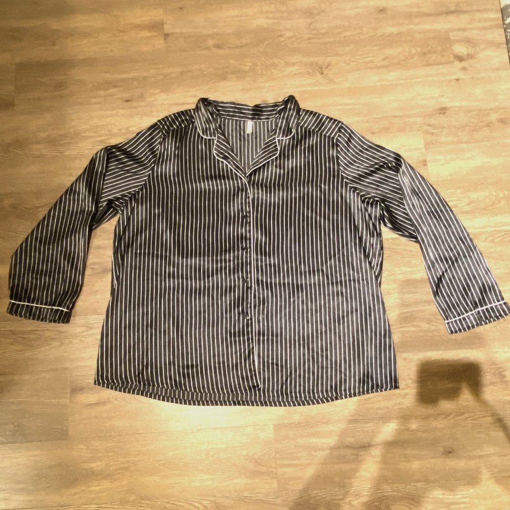Classic Black and White Satin Button-Down Shirt – Size 3XL (22–24)